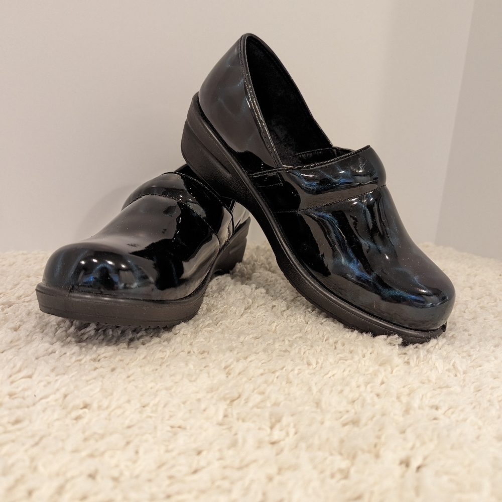 Ingaro shoes women 7.5 slip resistant slip on's black/blue waves lightweight